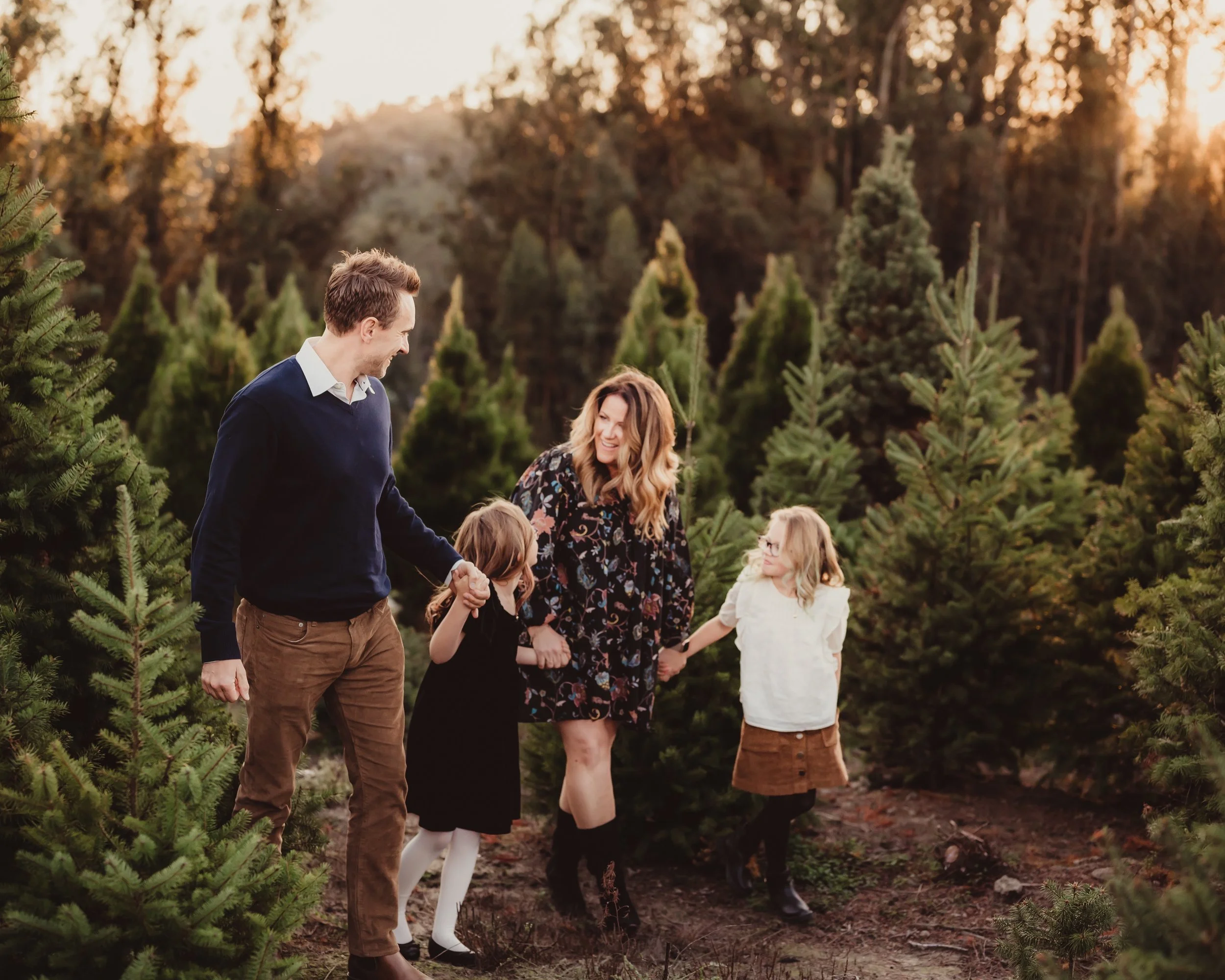 Christmas Tree Farm Family Photos: Outfit Ideas, Posing Inspiration &amp; Prep Tips