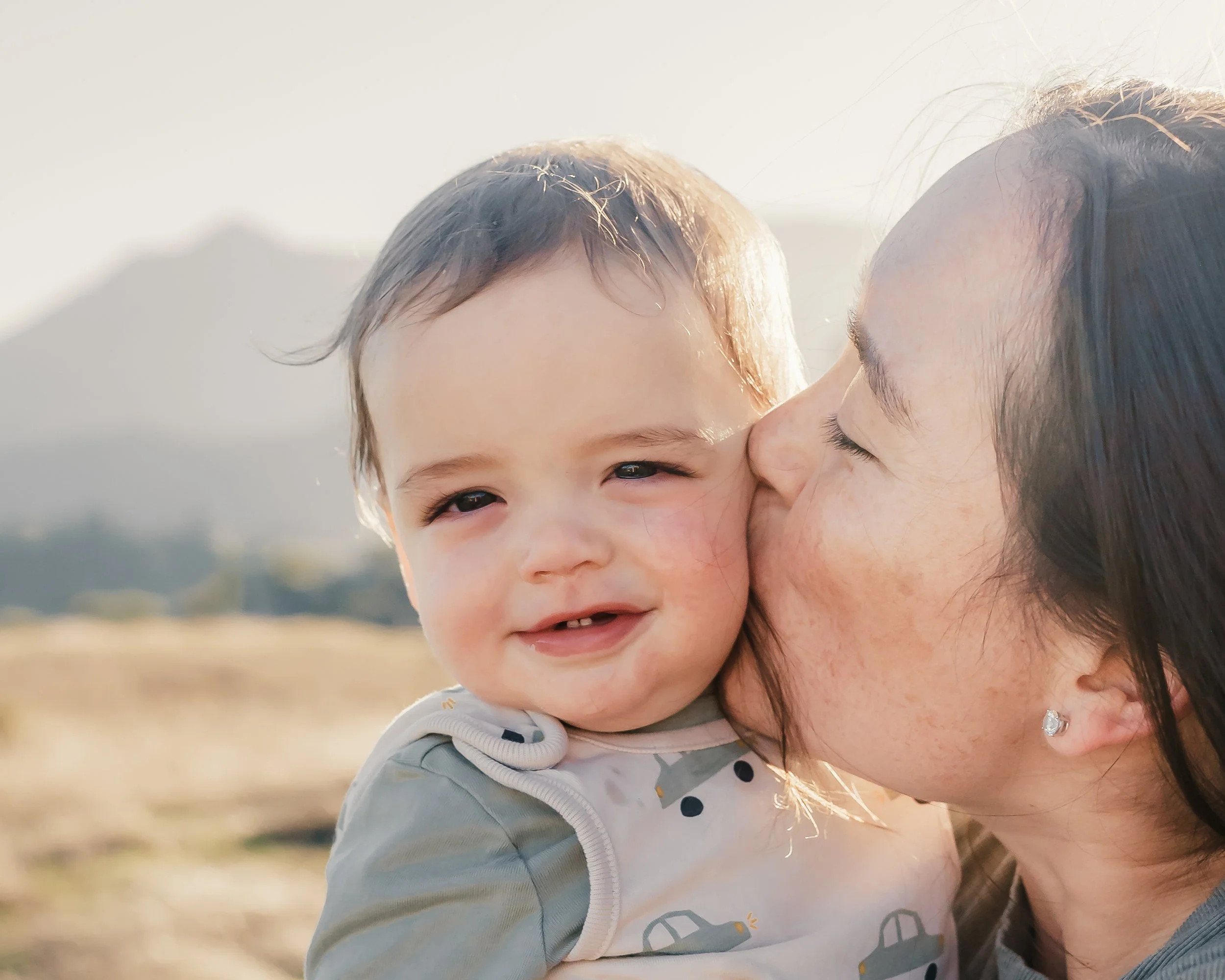 Family Mini Sessions: What They Are, When to Book, and Whether They're Right for Your Family