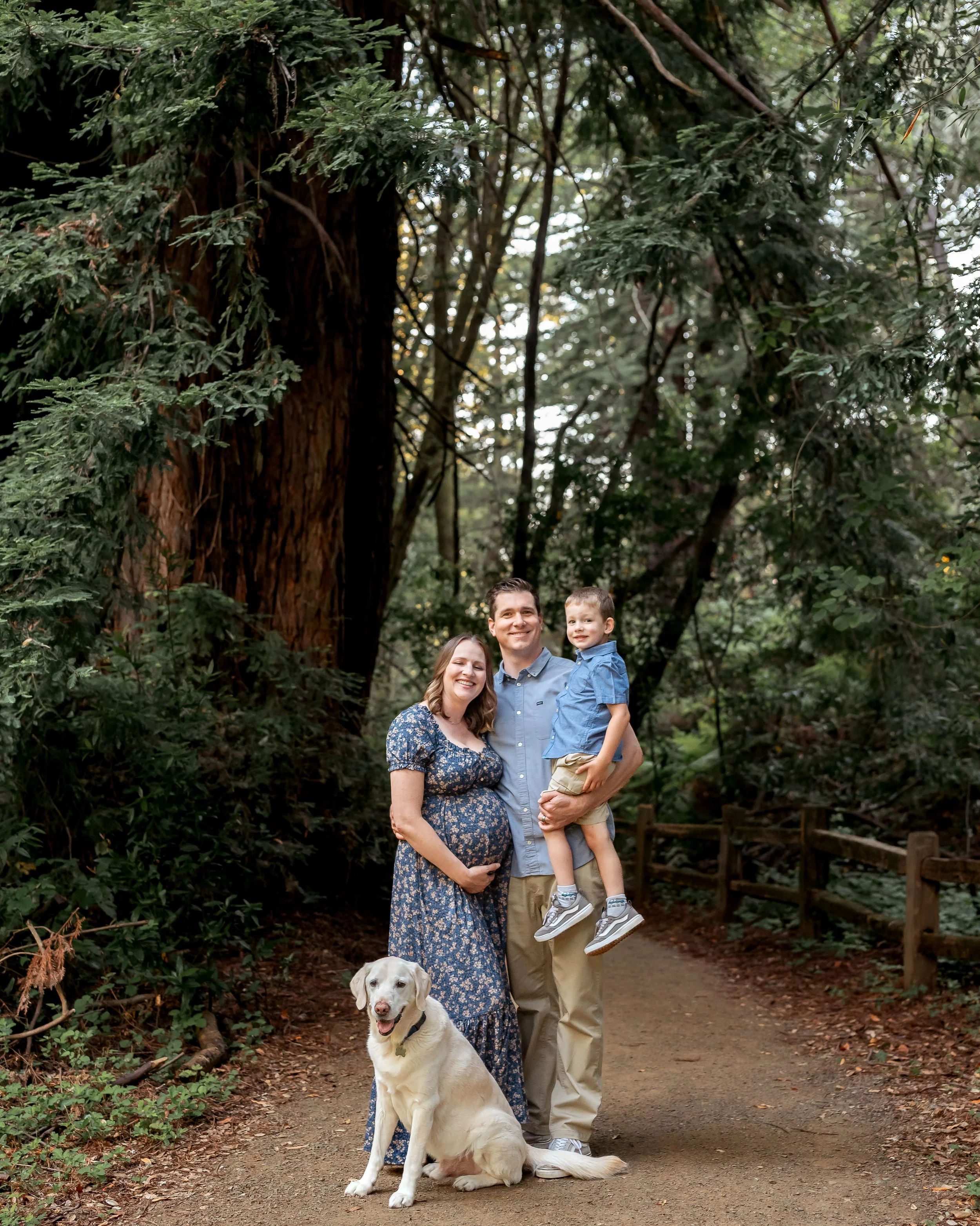 Maternity Photos With Your Dog: How to Include Your First Baby in the Session