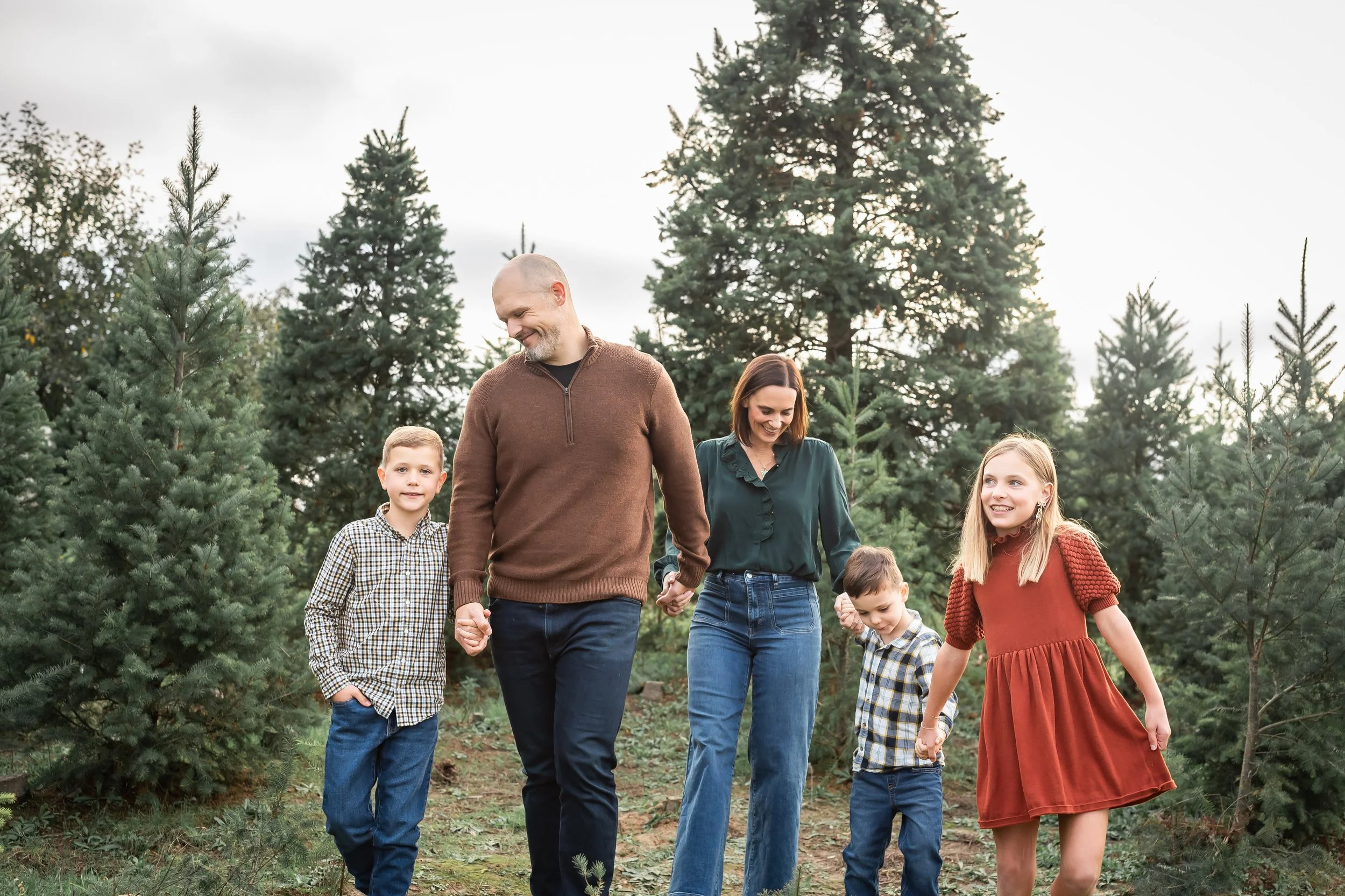 parents-with-young-children-tree-farm-photos.jpg