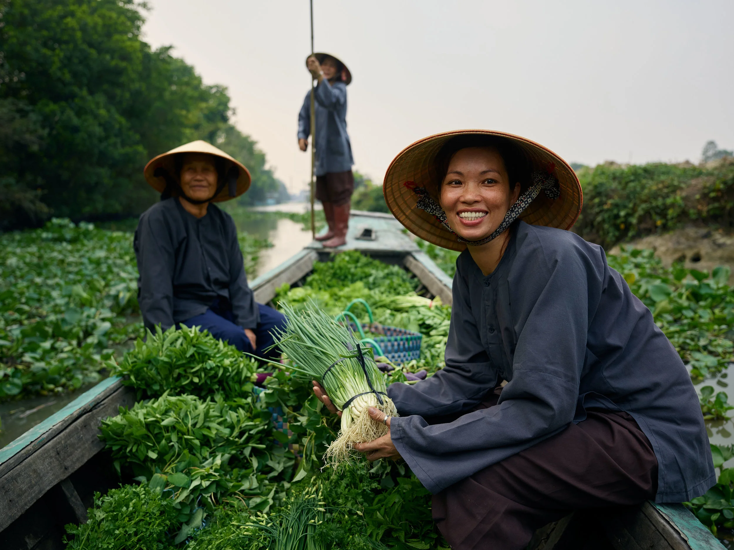 DUP_72058_013B_WomenOnBoat_wGreens_rgb.jpg