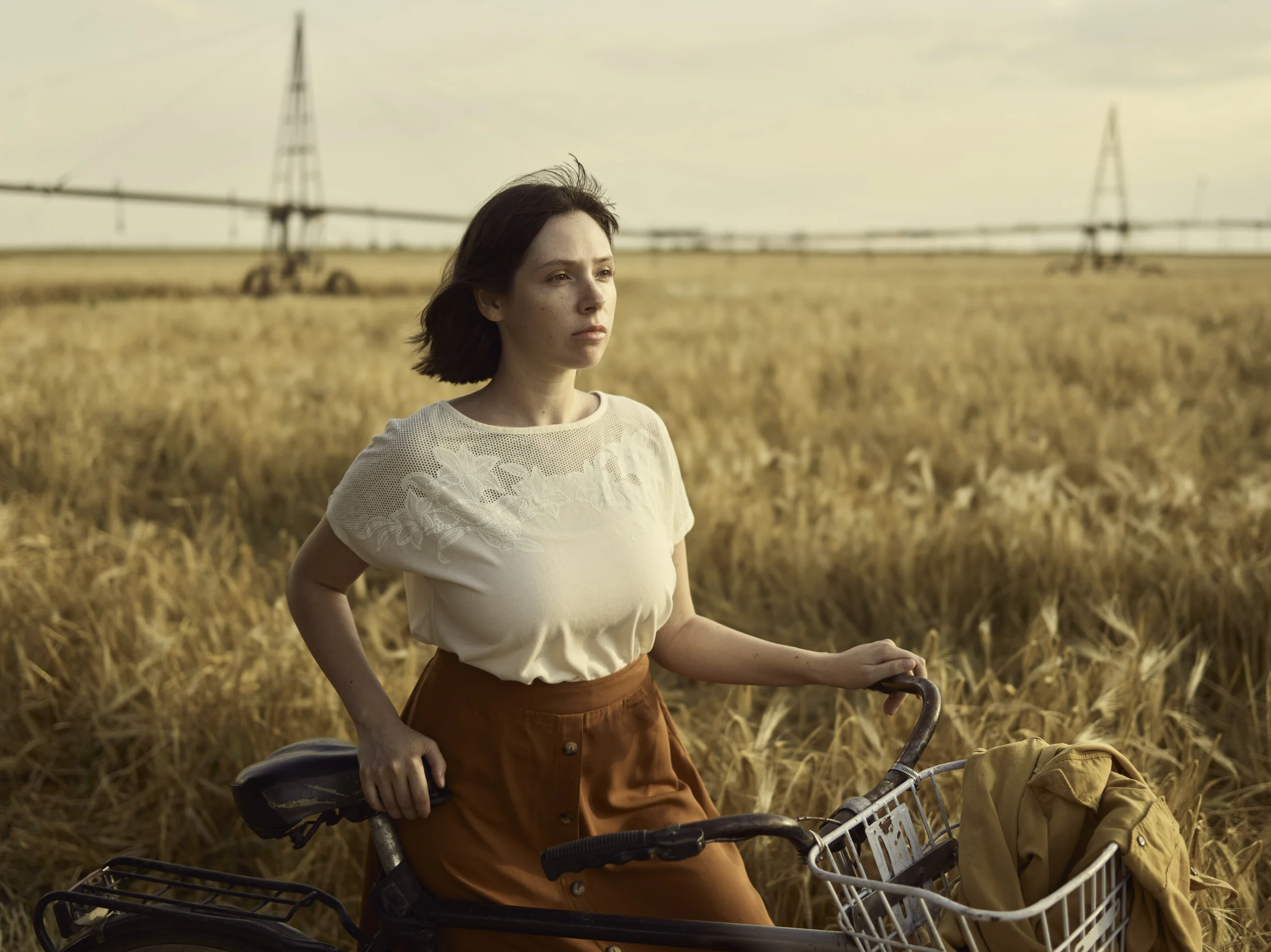 DUP_72908_012B_WomanWithBike_rgb.jpg