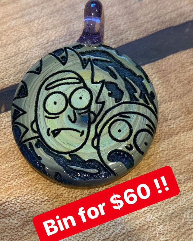 Today we have this beautiful pendant featuring #rickandmorty with a purple lollipop loop made by @vancouverhub !! good luck everyone and thanks for looking 👊
..
.
.
.
. 🔥starts at 0️⃣ .
🔥minimum increments of 5️⃣.
🔥shipping is on buyer
🔥BIN righ