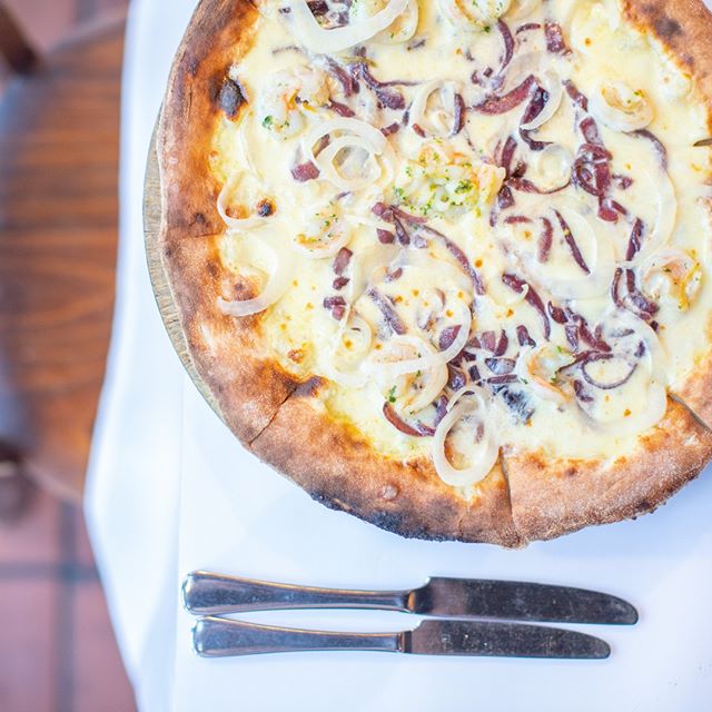 A staff favourite - Gamberi Pizza with prawns provencal, red wine onion, lemon zest and a cream base.