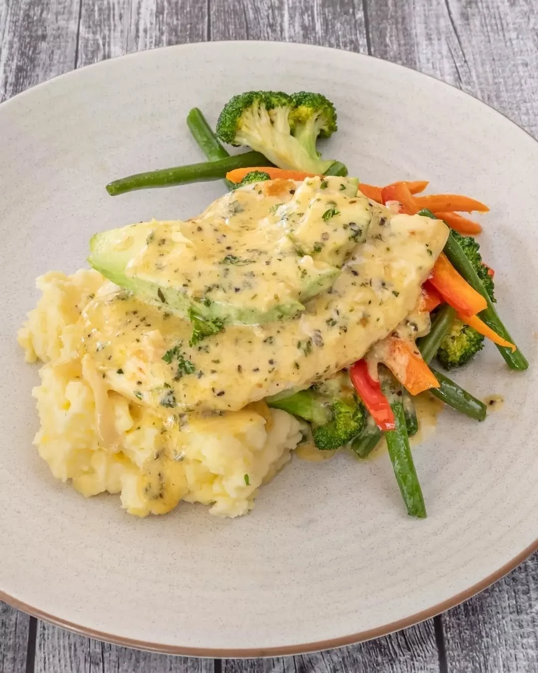 If mum said to eat your veggies, this'll keep her happy.

Our Chicken Avocado brings together a juicy chicken breast, fresh avocado, mash and veg, and a rich creamy garlic sauce that ties the whole plate together. 

It's the midweek fuel you need. Co