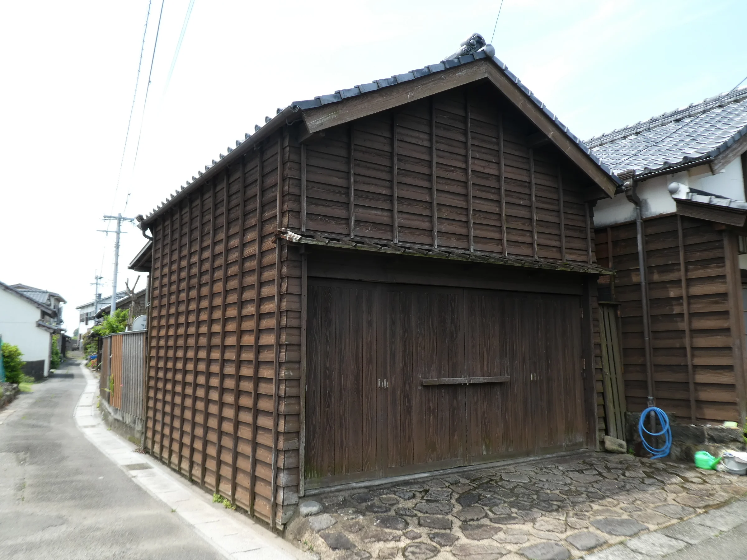 港町では、押え縁付下見板張りと呼ぶ、このような板張りの外壁が多く見られるように思います。