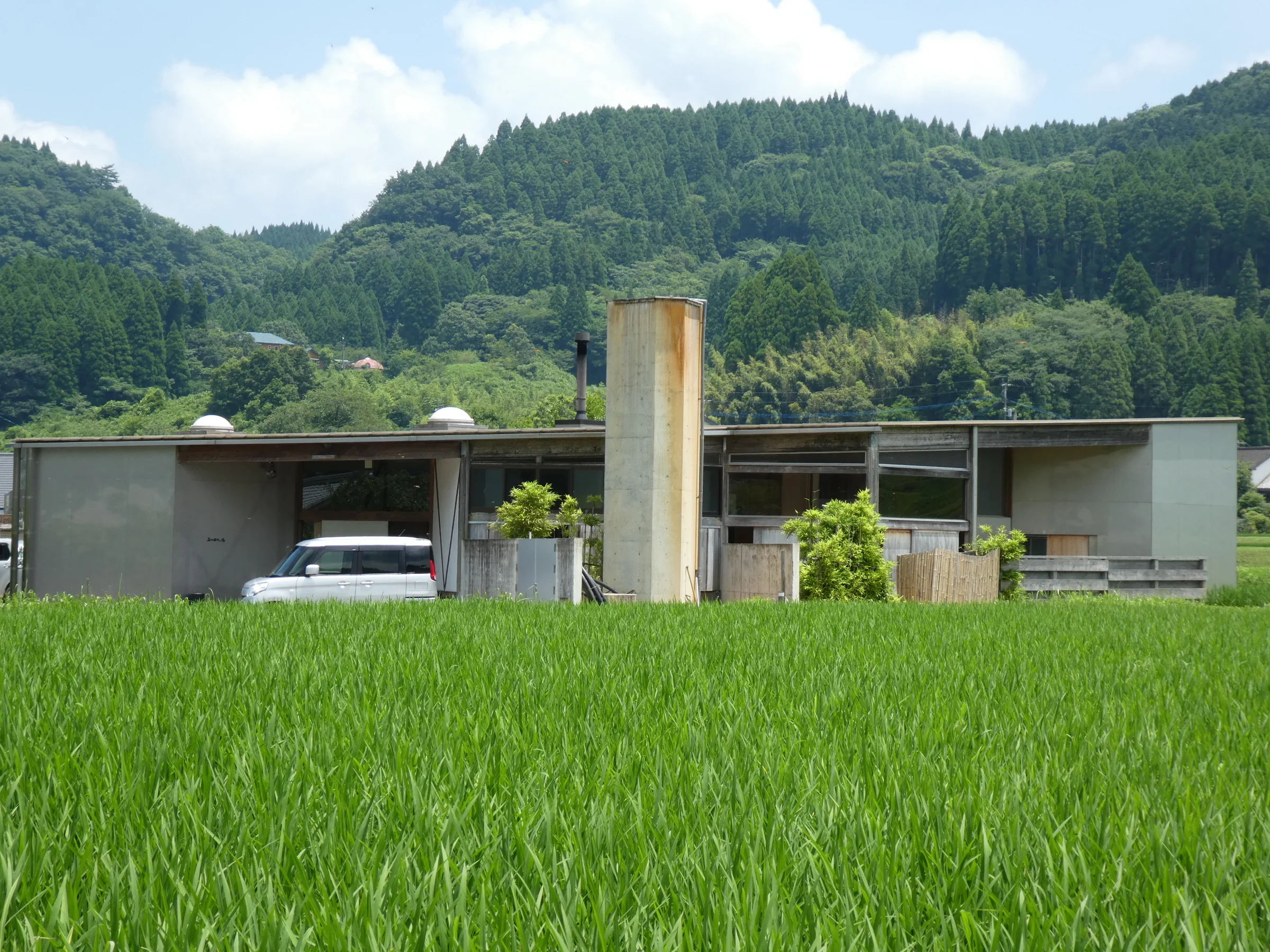 こちらは「ミツバチの湯」と言う温泉施設だそうで建物内部はその名の通り部屋が六角形に構成されているそうです