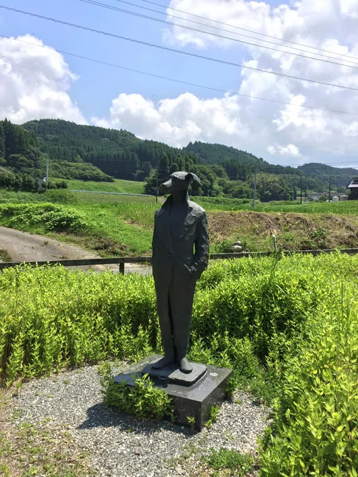 中庭にある犬の紳士像