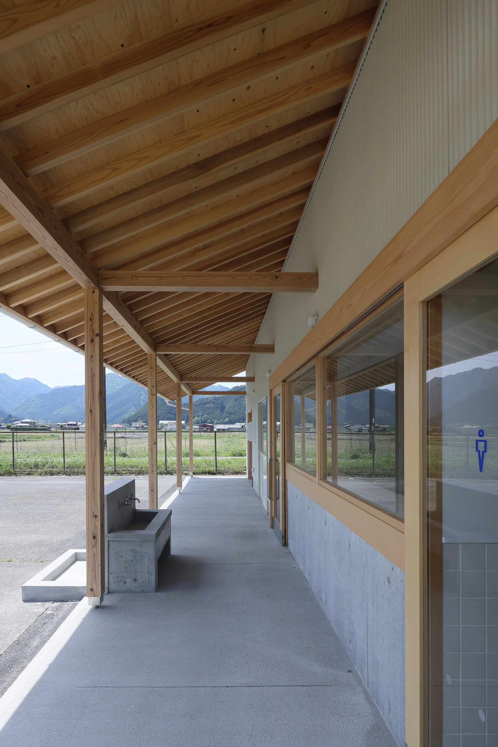 大きな軒下は建物の前面に端から端まで伸びています
