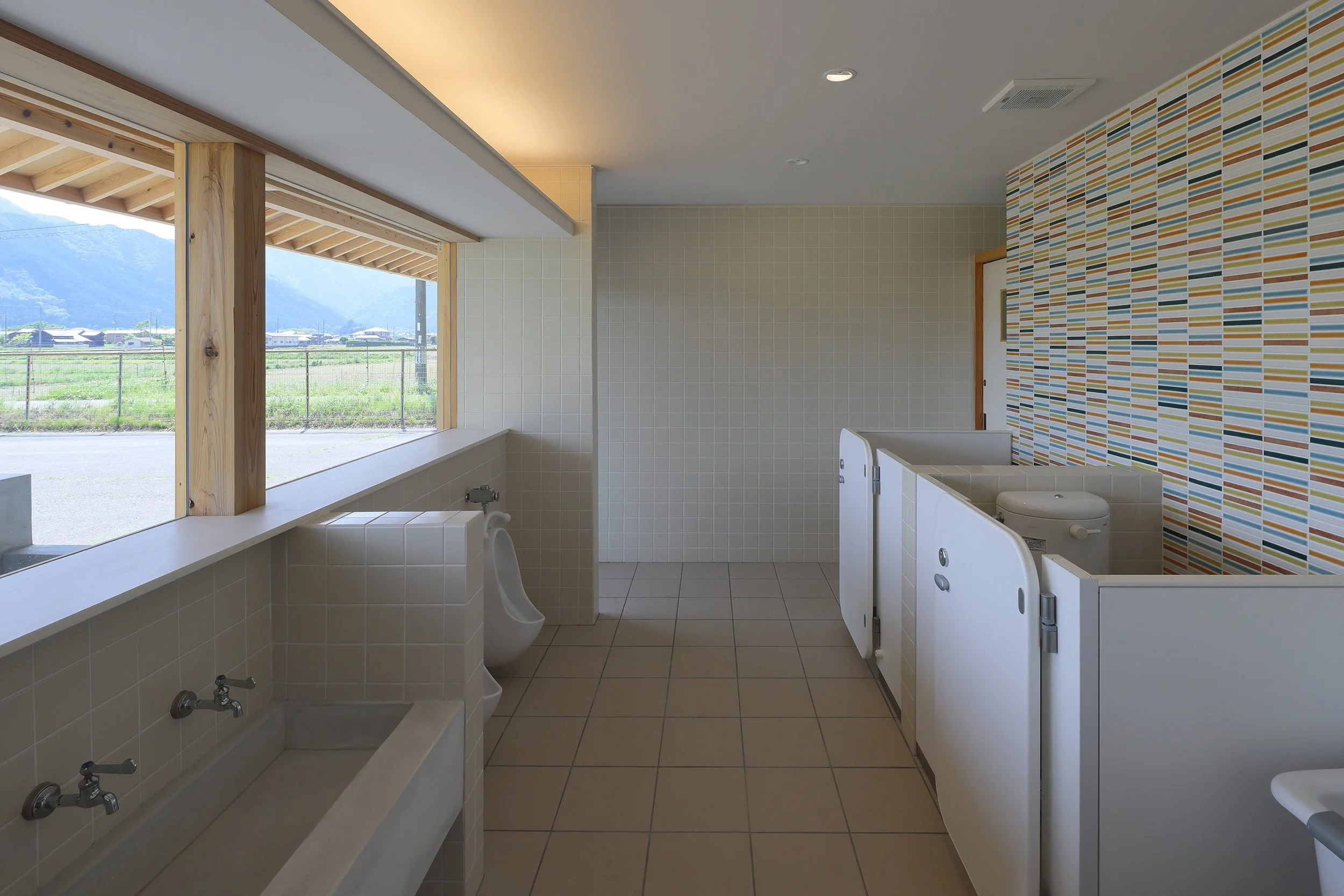 子供用トイレの奥に大人用トイレがあります
