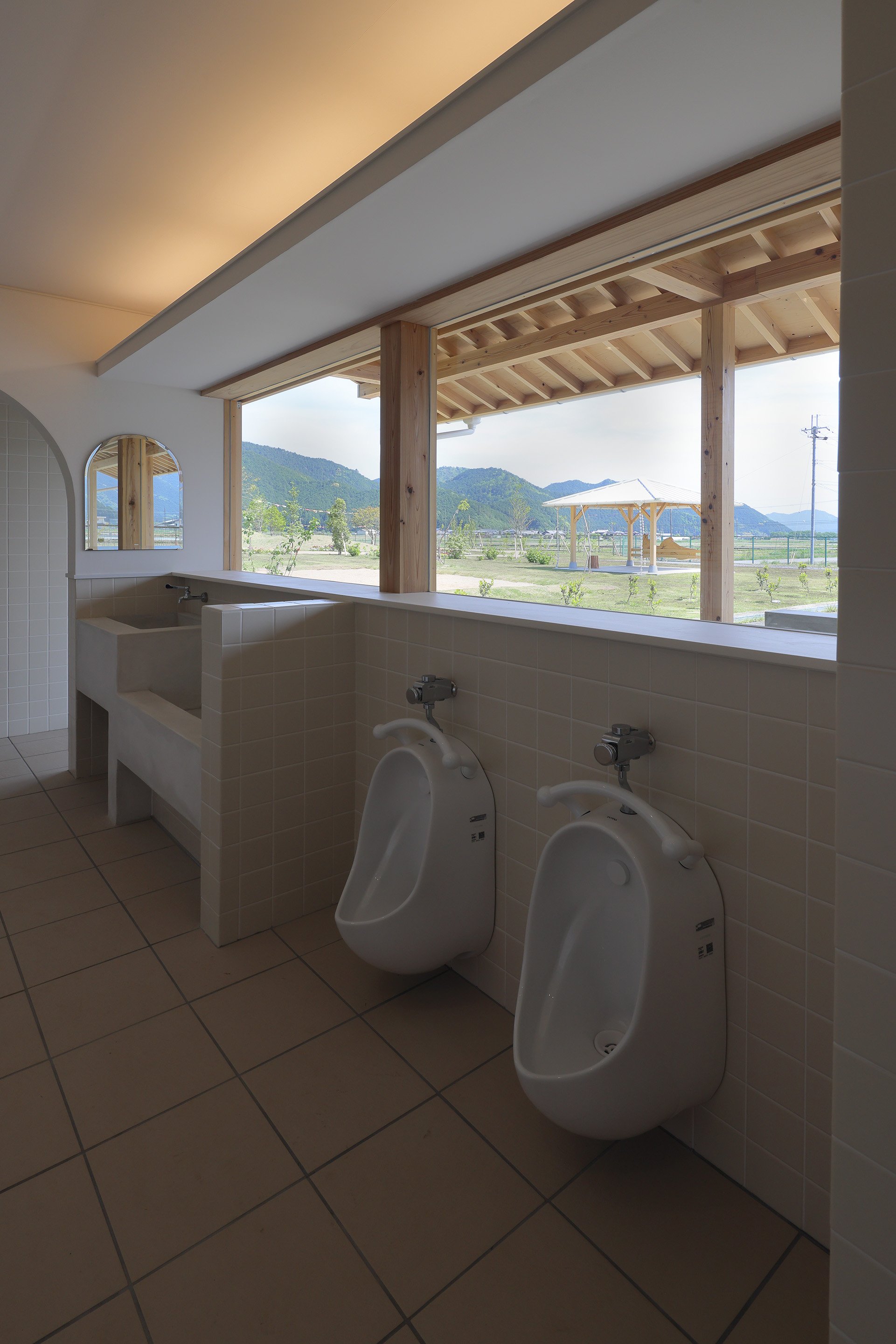 園児用トイレは明るく清潔であることを目指しています