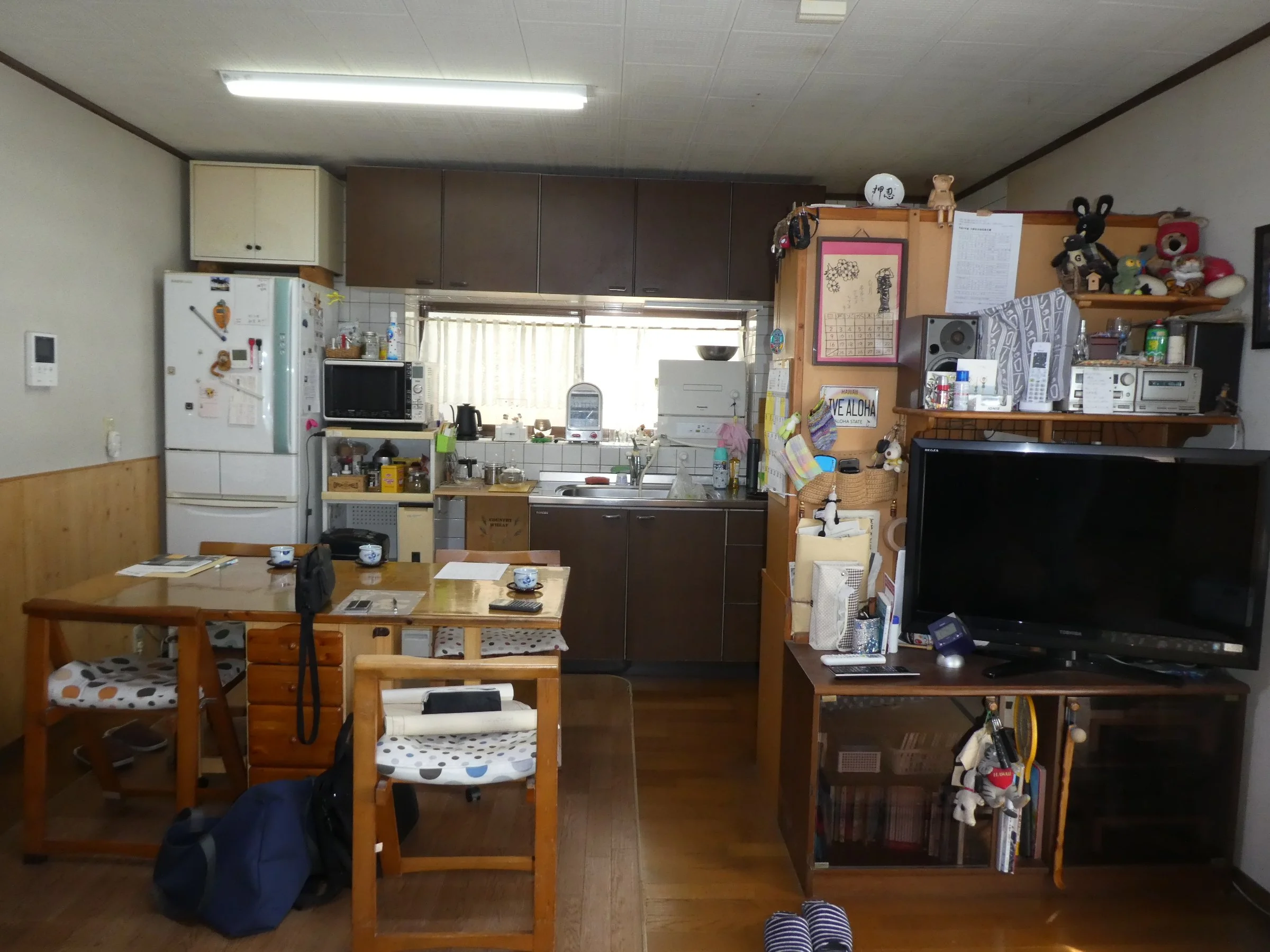 工事前のキッチンは壁に向いて設けられていました