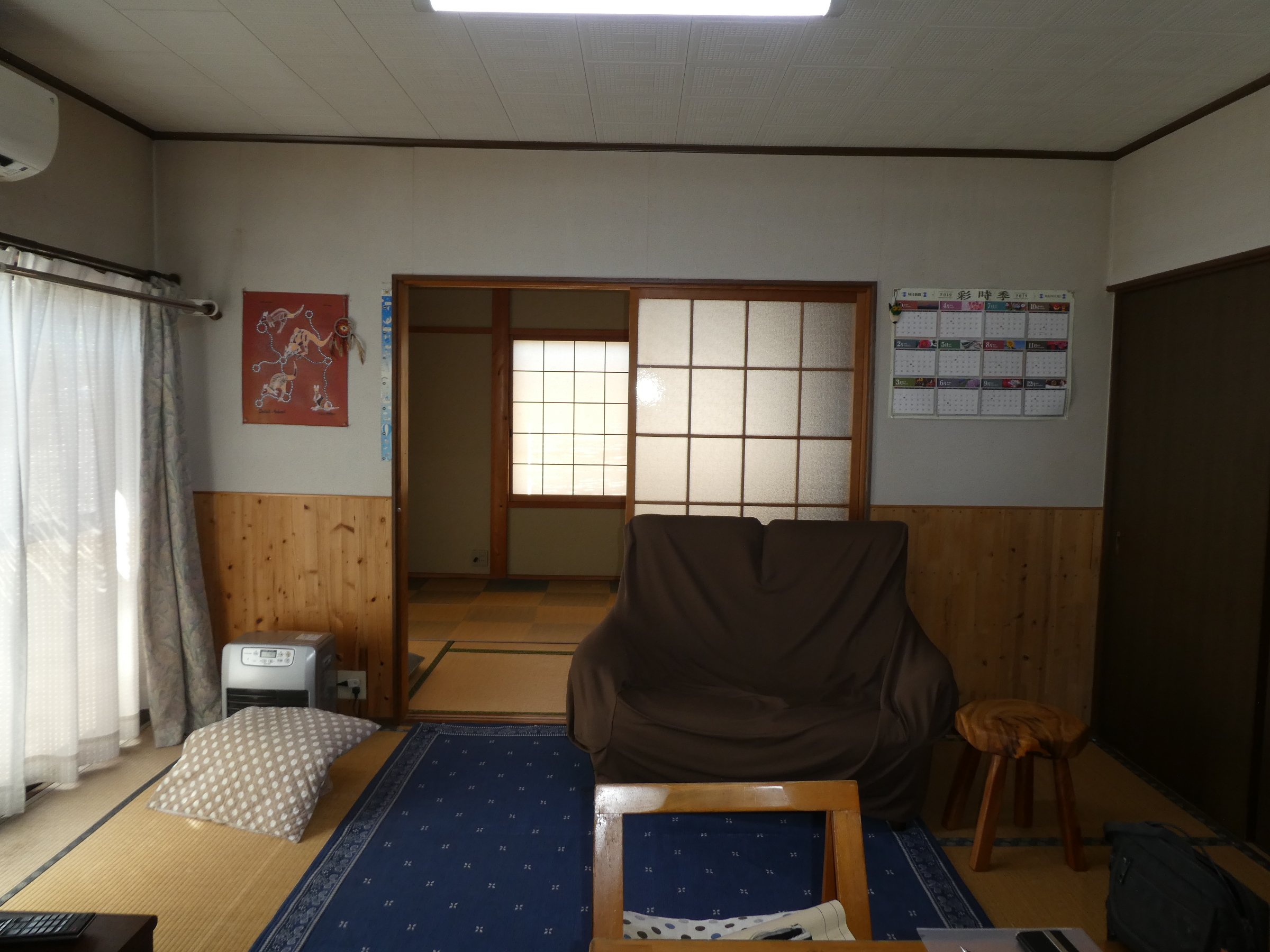 建具によって二つに区切られた空間