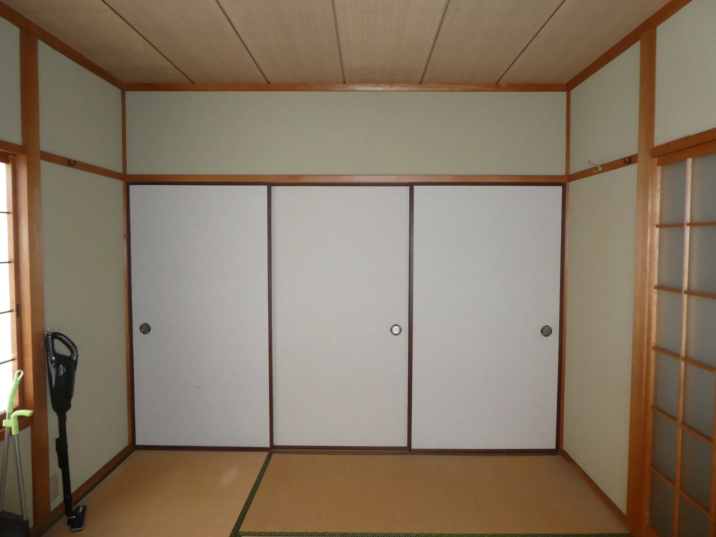 収納戸３枚の内、右は玄関への出入口