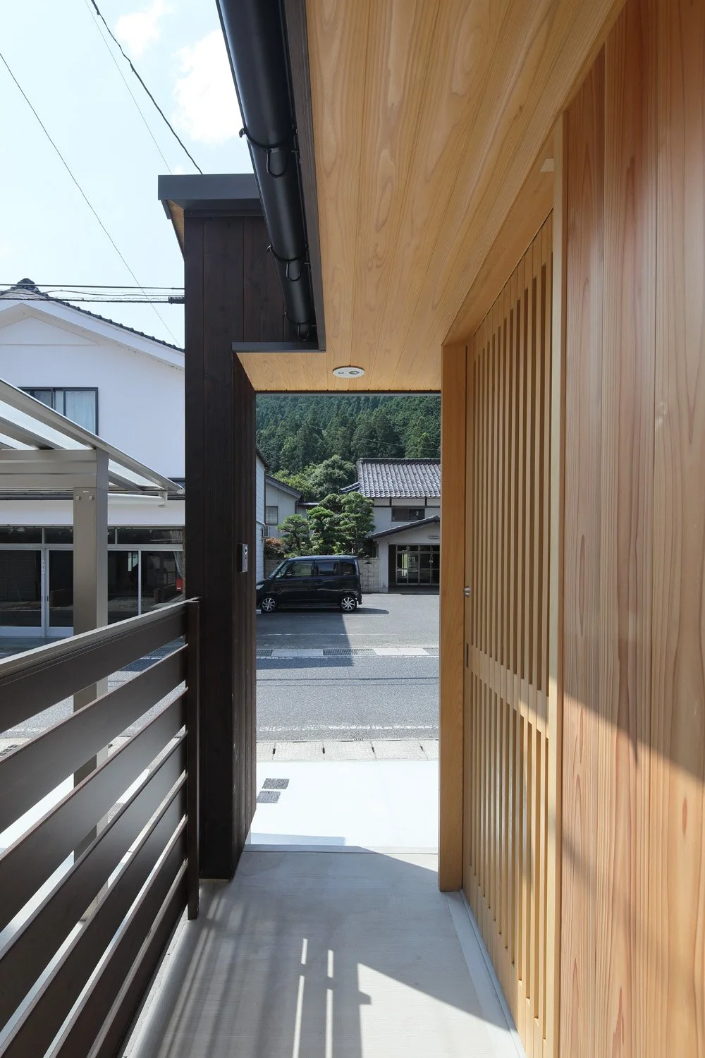 通りから少し奥まった位置にある玄関