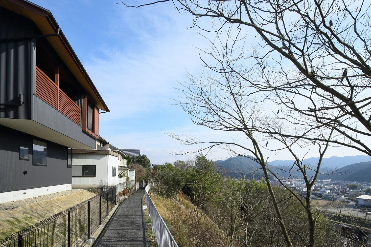高台の景色を生かしたピアノ教室のある家