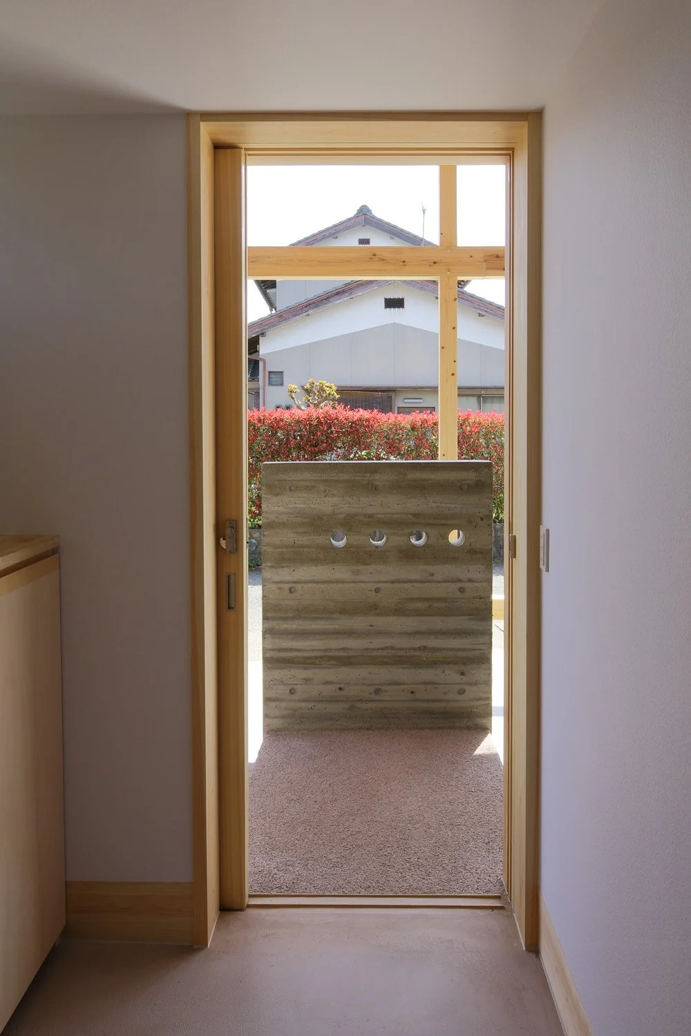 玄関から外を隣家を見た借景