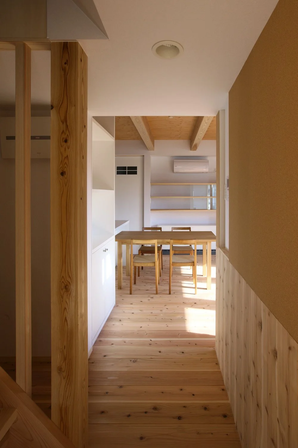 １階奥の部屋からダイニングを見る