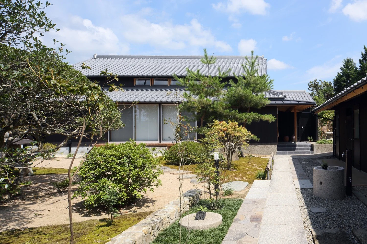 手入れされた日本庭園に佇む瓦葺きの日本家屋