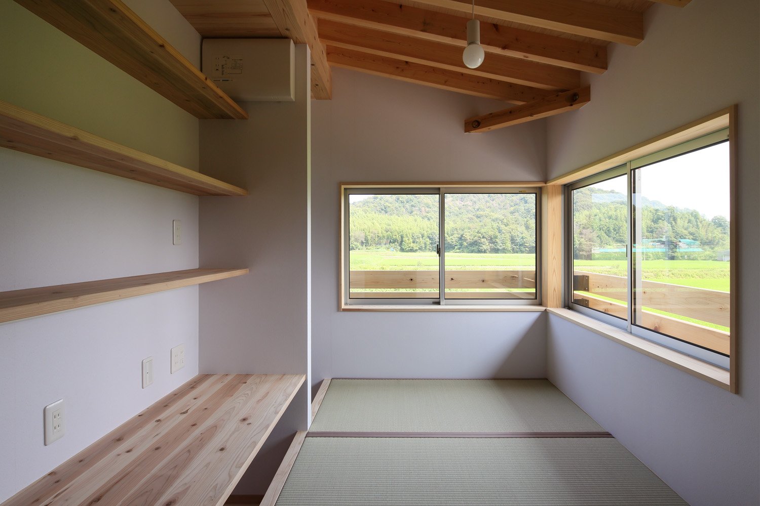 畳敷の部屋には２方向に窓が付いていて、その窓からも外の田園風景を眺めることができます