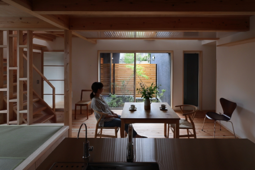 坪庭を眺める女性