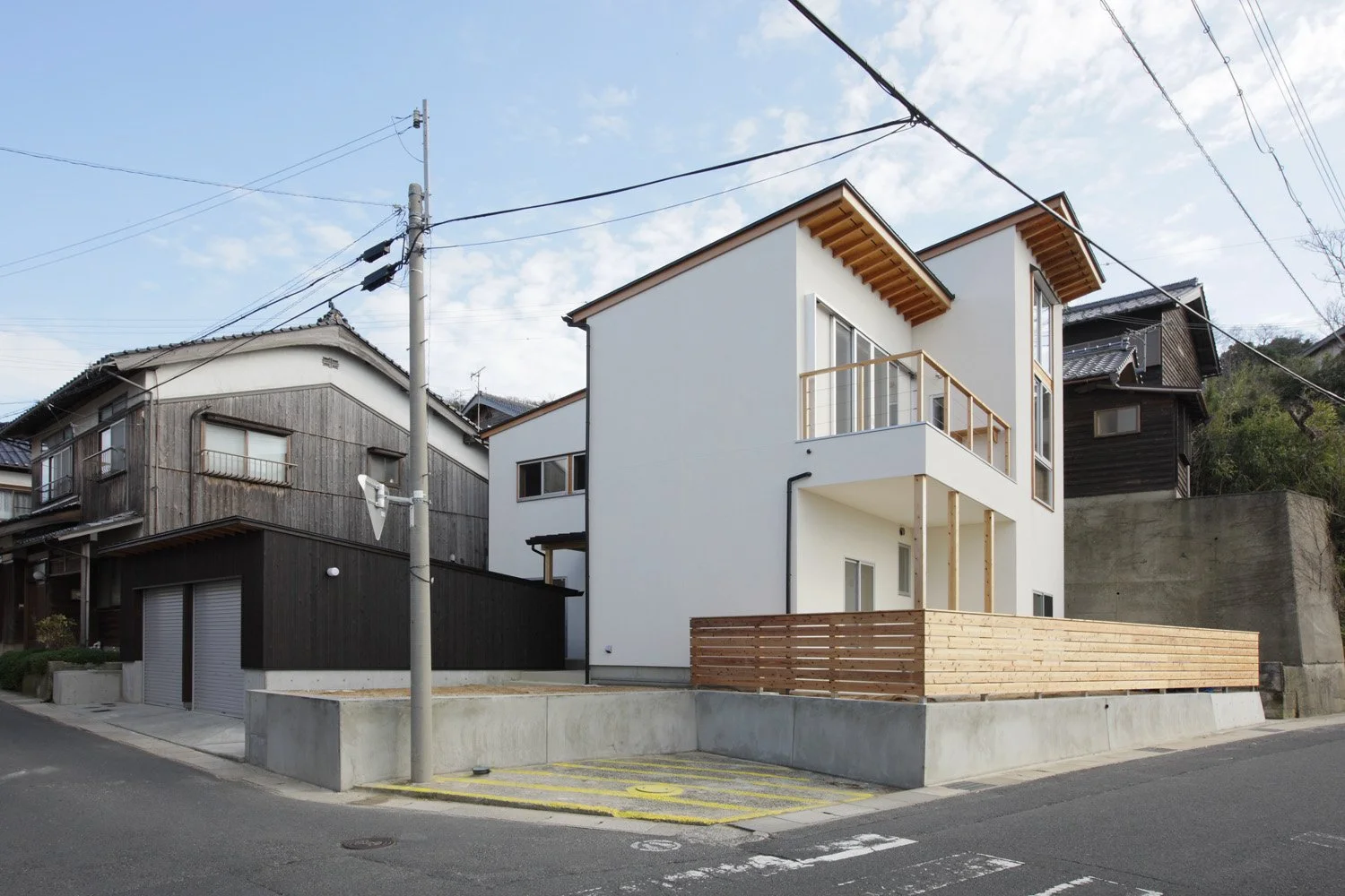 白い外壁に双子のように並ぶ住棟