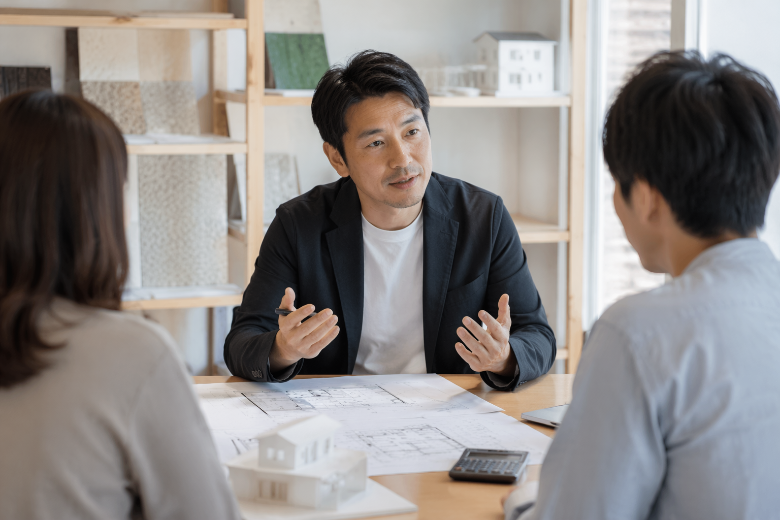 住まい手と打ち合わせをする設計者