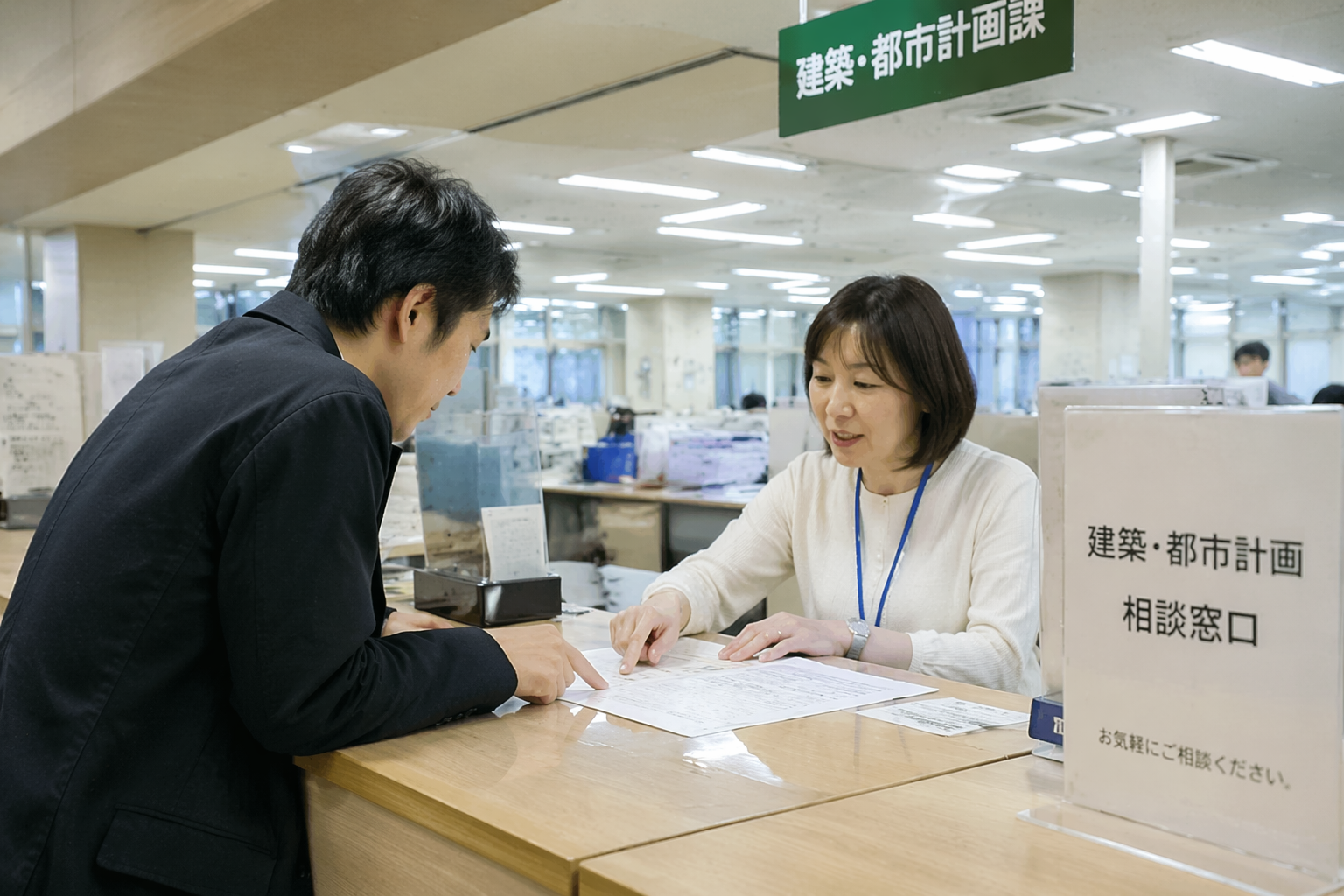 法令調査をするスタッフ