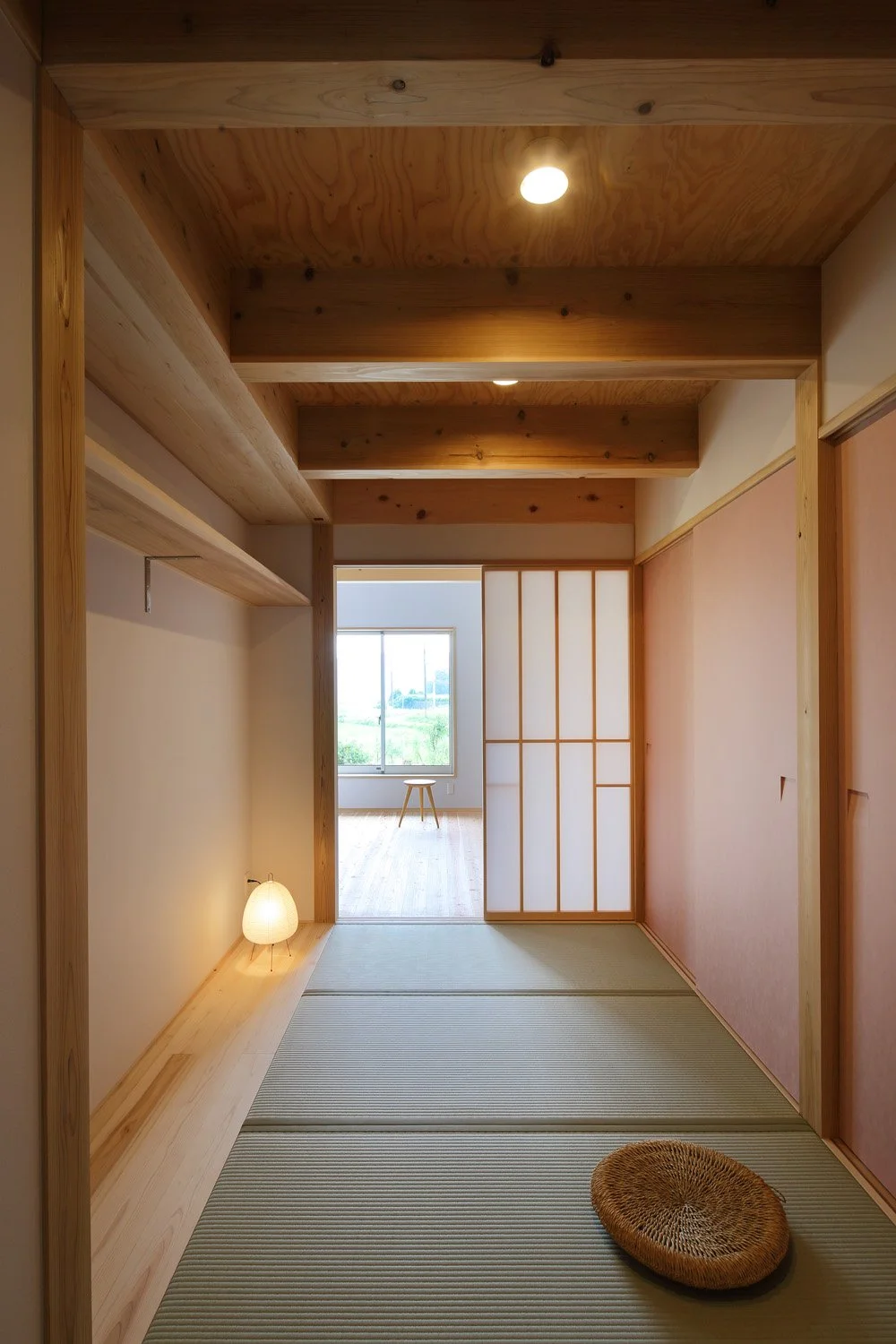 畳の部屋の向こうにある障子と窓の外の景色