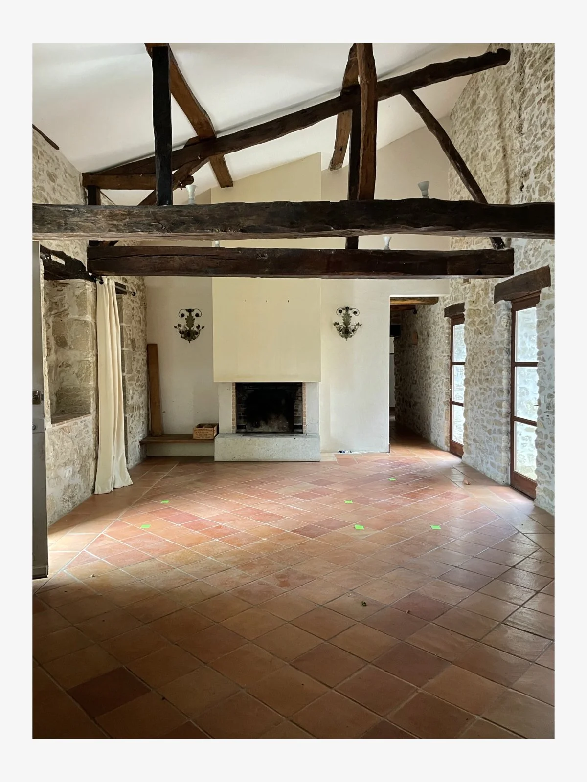 Sejour with fireplace no furniture.jpeg