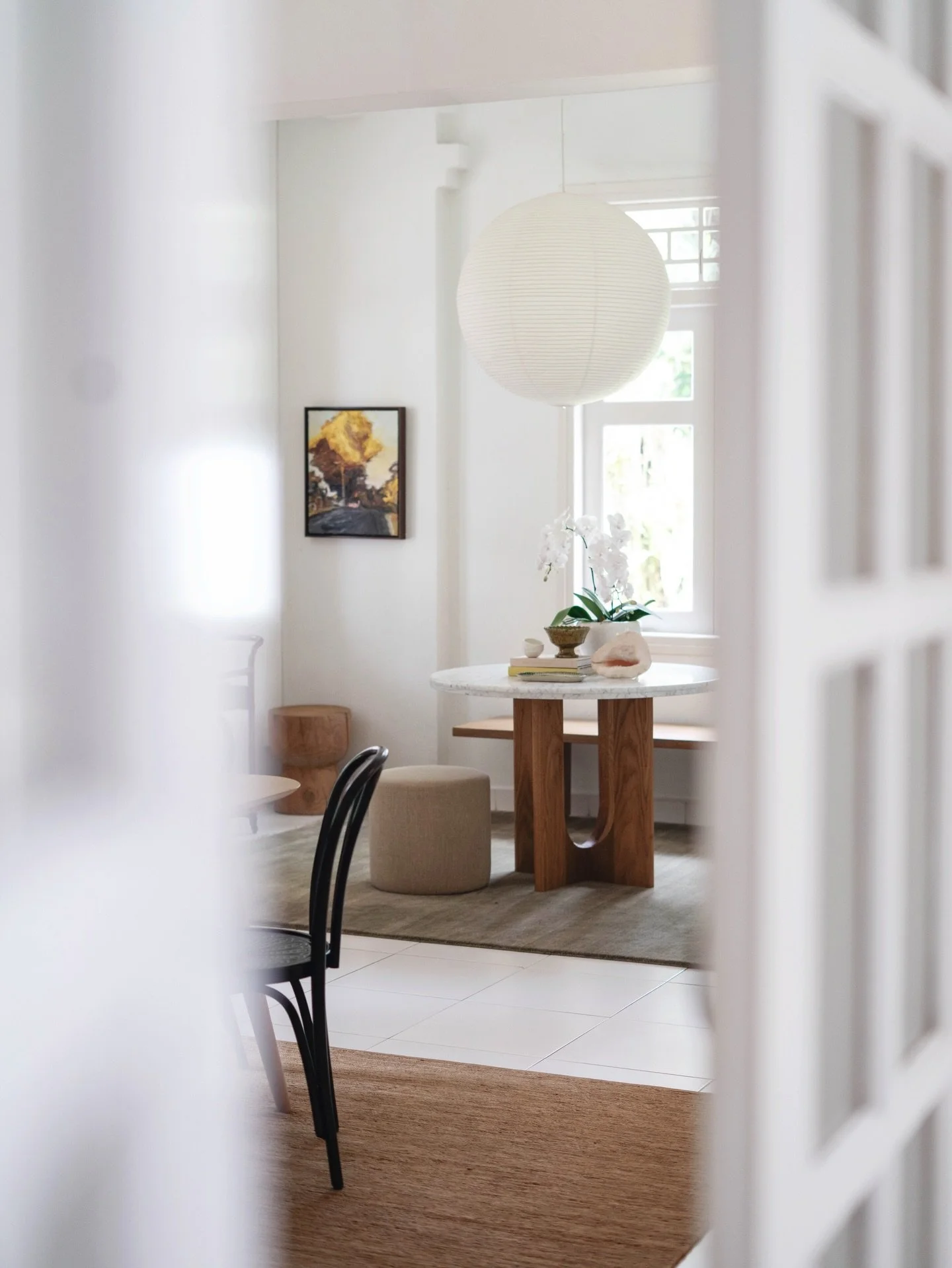 This rice paper pendant light from @haydesign is one of my favourite interior pieces for adding a statement to a room. We have three in our home - two in this 80cm size in living areas and a 60cm version for the master bedroom. In terms of pendant li
