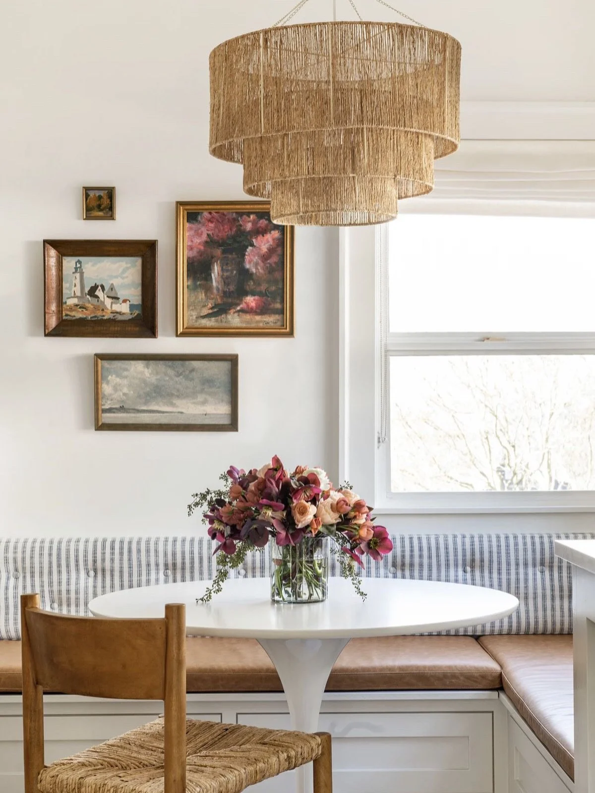 The always stylish combination of a round dining table with built in bench seating and a pendant light suspended above. What&rsquo;s not to love? No matter how they&rsquo;re styled, these dining nooks always look so inviting. 

I absolutely love the 
