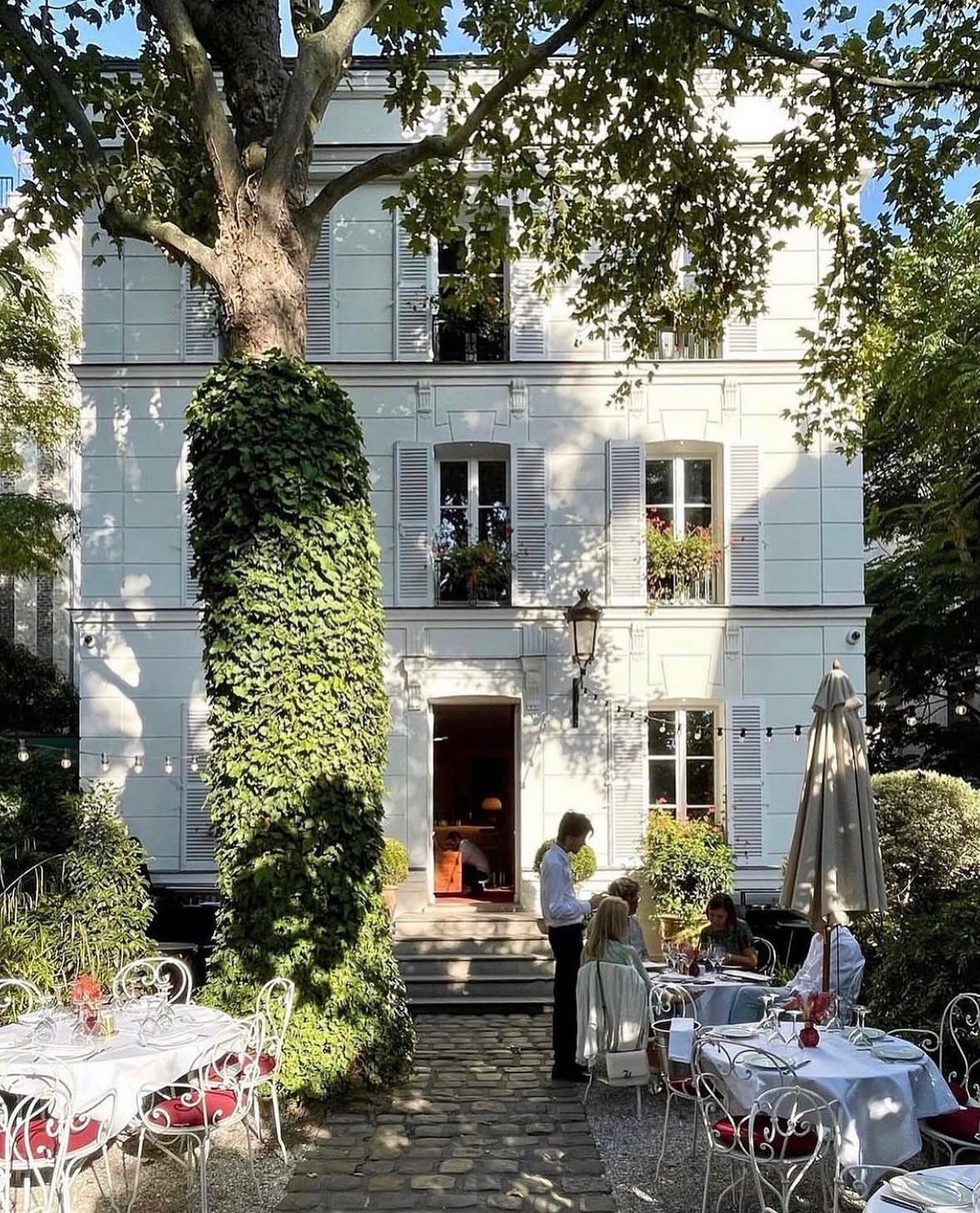 When flights get cancelled / disrupted / or otherwise have the potential to run out of fuel&hellip;you have a quick rethink and take the chance to spend two nights in Paris along the way. It wasn&rsquo;t the plan - but I&rsquo;m certainly not complai