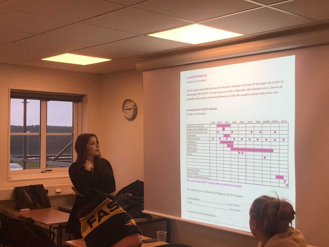 Mathilda går igenom projektplanering