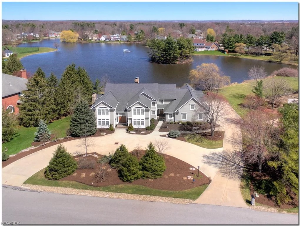 Luxurious Hudson Home on the Lake 