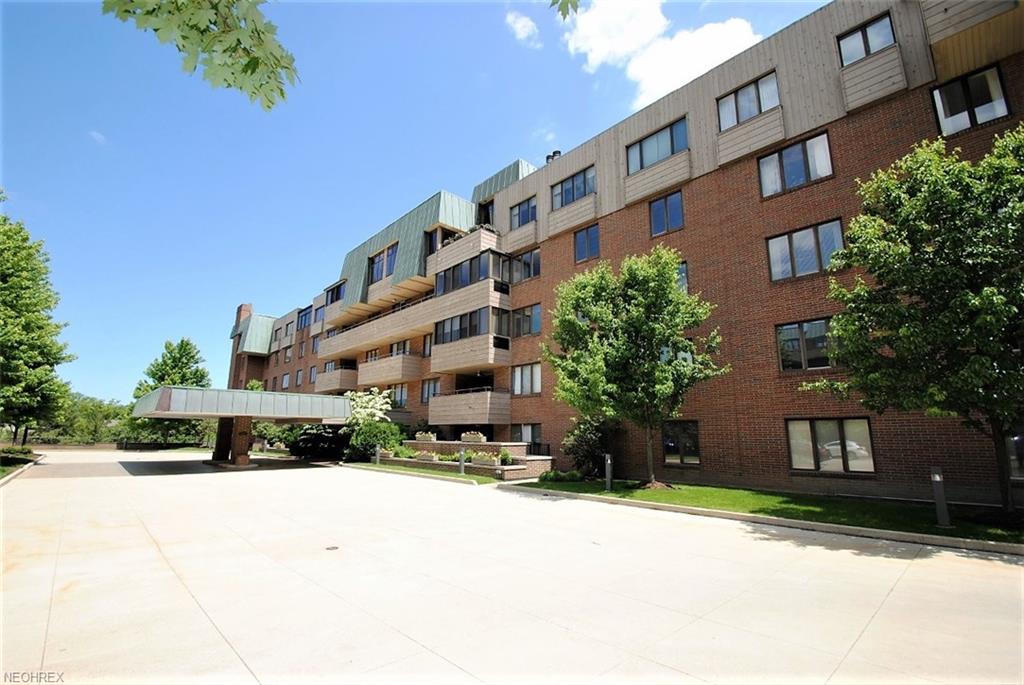 Classic Luxury Condo in Lyndhurst 