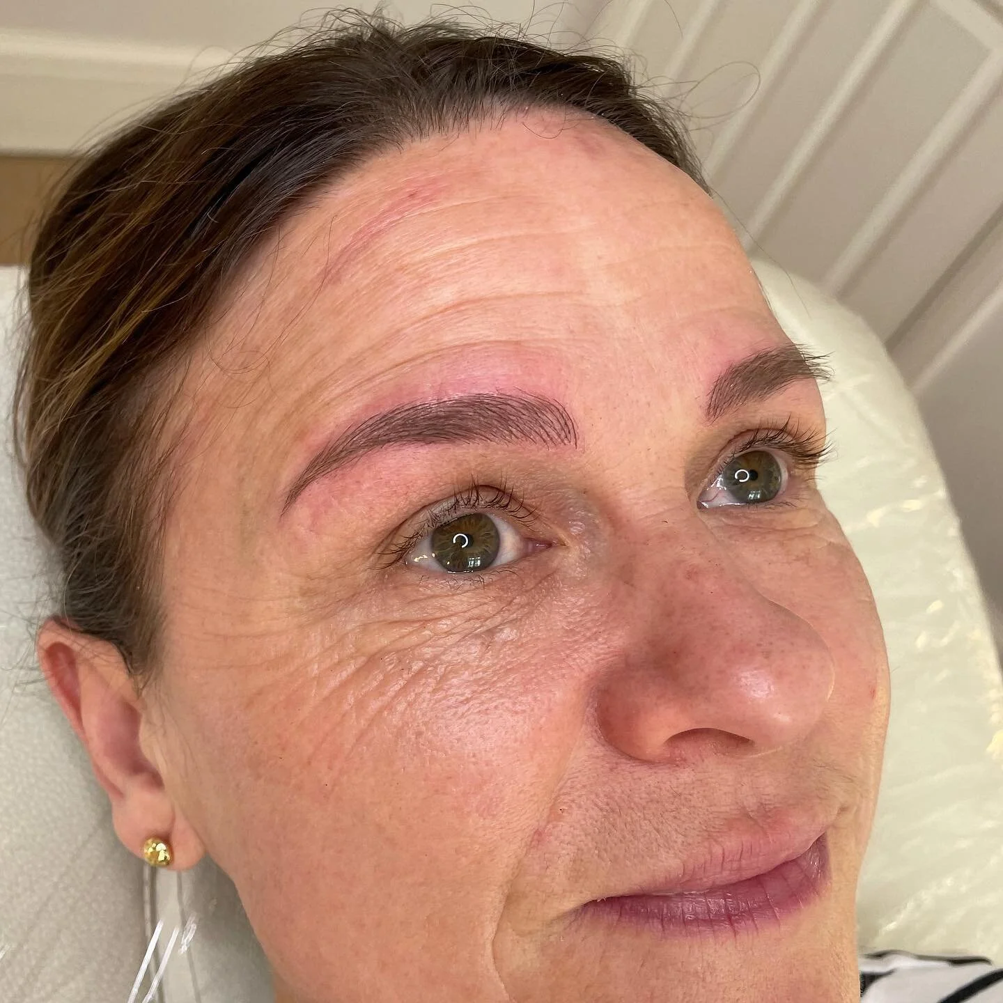// Microblading: Nicole //

As time has passed, Nicole felt like her brows were thinning out and fading away. Aiming to restore their former definition and face framing glory, we were able to achieve this with microbladed hair strokes. 

Swipe to com