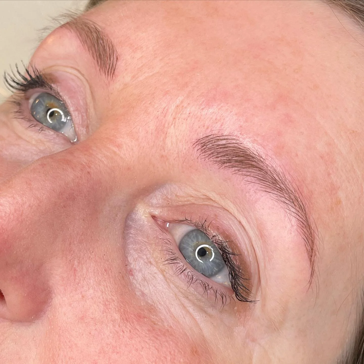 // Microblading: Emma //

Semi-permanent make up doesn&rsquo;t have to be bold or scary. For Emma we used delicate microbladed hair strokes to help restore definition to her brows in the most natural-looking way possible. So pretty! 

Swipe to compar