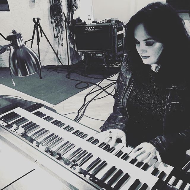 It&rsquo;s not everyday you get to play a 1966 Hammond Organ through a Leslie speaker...it sounds absolutely gorgeous...🤘🎹😍🖤