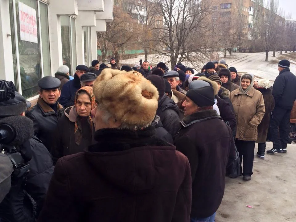 Donetsk queue.jpg
