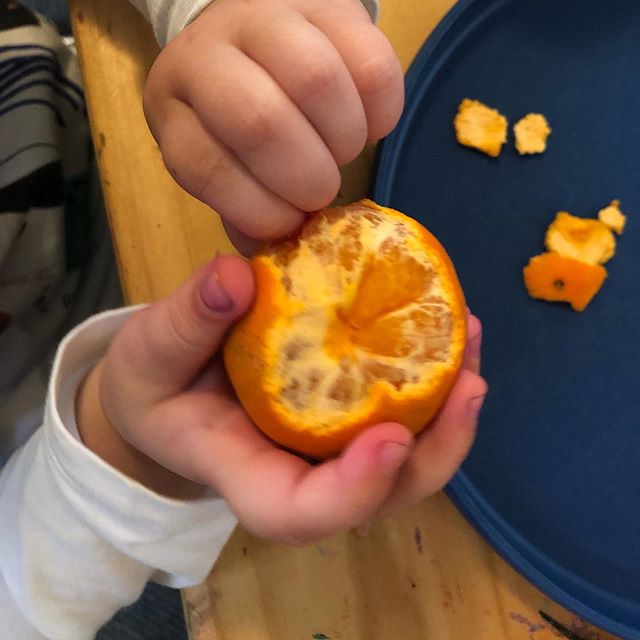 Snack= independence, fine motor, taking risks, sensory experience, conversation starter, and so much more... can you name a few more teachable moments ...
#letthemplay #myworkisplay #creativeclubhouse