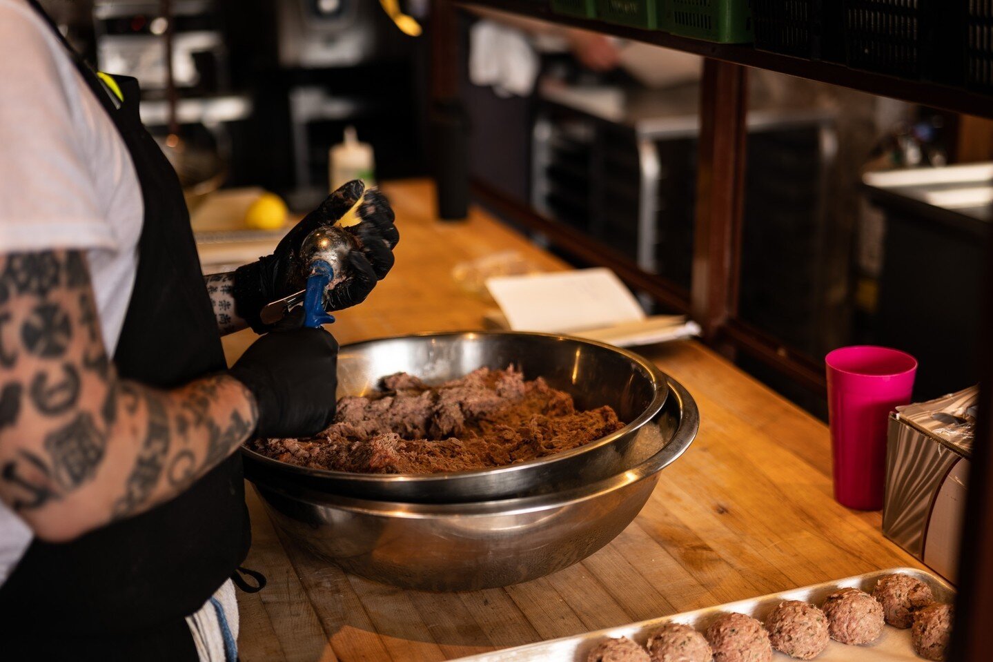 Des polpette tous les jours 🙌⁠
⁠
#polpette #buvette #deretourensalle #pasta #servirdansdesassiettes #buvetteitalienne #apero #redecouvrirlevieuxportdemontreal #vieuxmontreal #italianfood #italianwine  #homemade #faitmaison #comfortfood #aperitivo #d