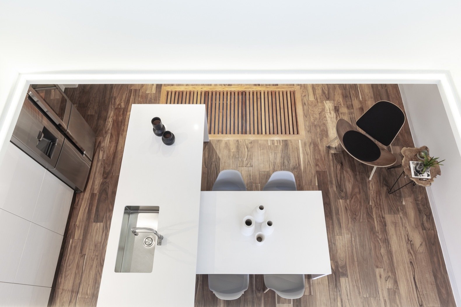 the-large-voids-in-the-house-frame-views-of-the-floors-above-and-below-while-permitting-air-flow-and-natural-light-to-pass-through.jpg