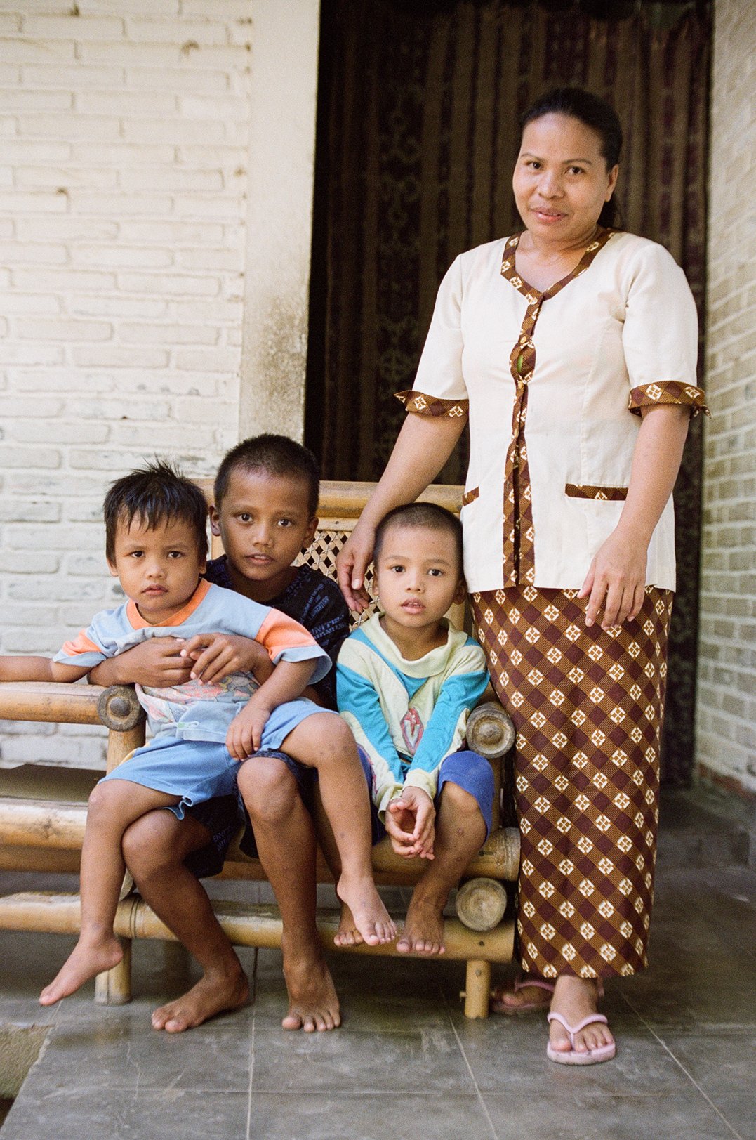 090721-Bali-Candi_Dasa_Sadras_wife-Wife_and_kids_2-F.jpg