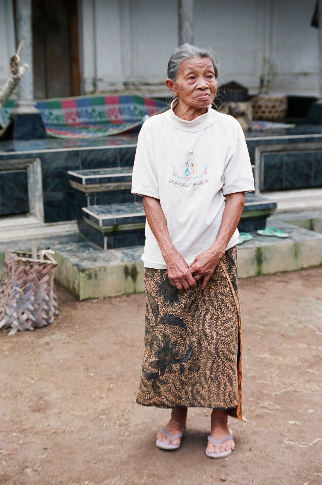 090724-Bali-Tampak_Siring_Tuaji_neighbors-Older_woman_2-F.jpg