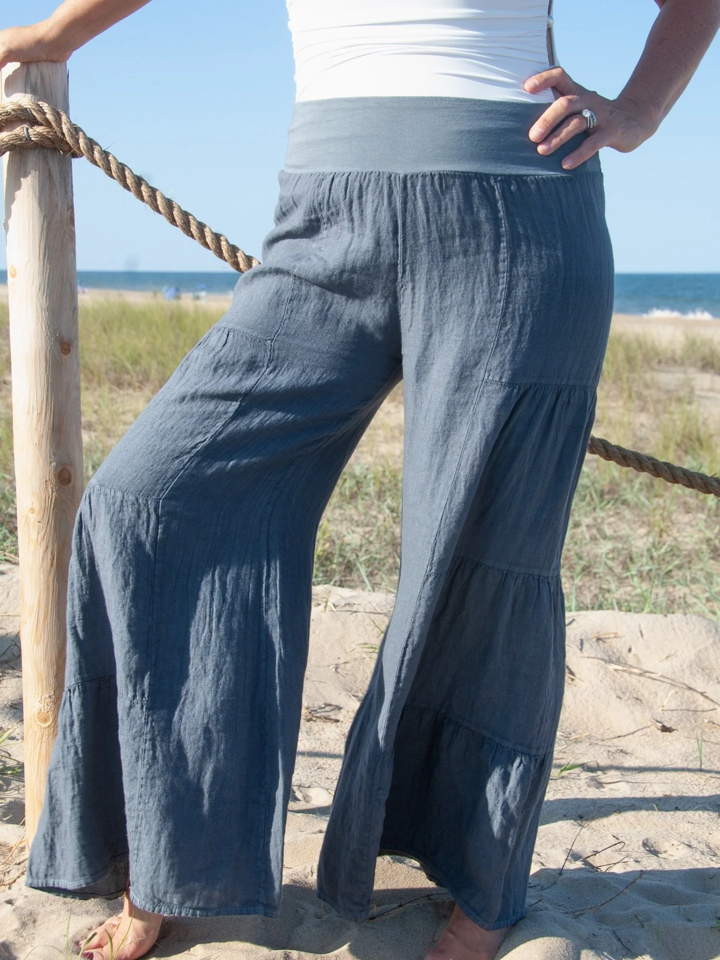 Breezy linen beach pants are a girl&rsquo;s best friend 💕 // it&rsquo;s a chilly Sunday on the Island - come warm up in the shop! 🫶🏼

Open Thursday - Monday &bull; 10 - 4
Closed Tuesdays &amp; Wednesdays
