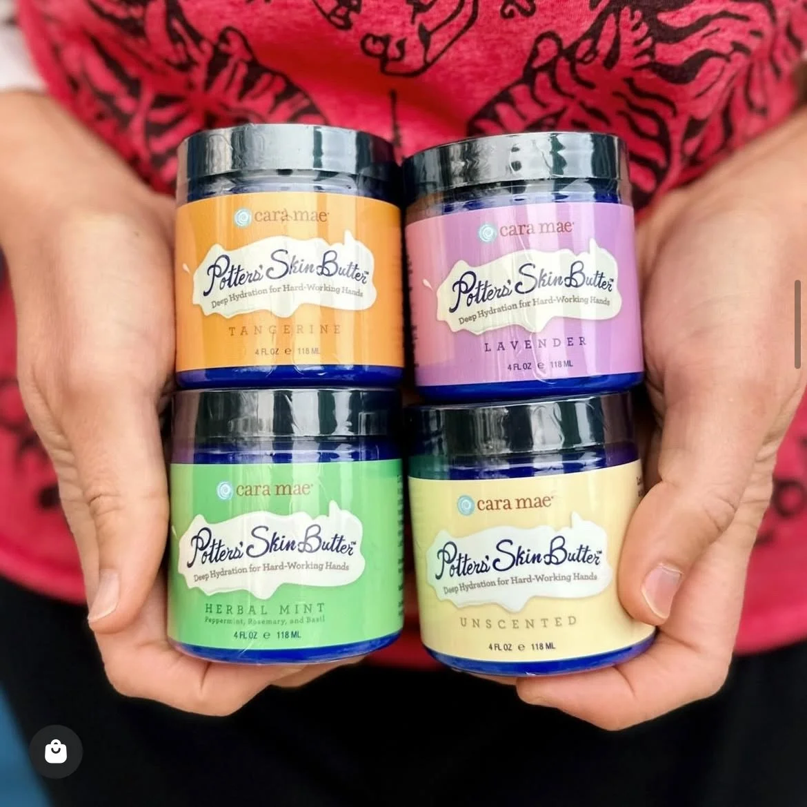 ✨GIFT STORE FEATURE✨
Potter&rsquo;s Skin Butter from @caramaeskincare 🙌

Are your hands feeling EXTRA the dry and cold this season? This butter can help! 🧈 ✨ 
Formulated to help potters heal their cracked hands, this silky formula wraps your hands 