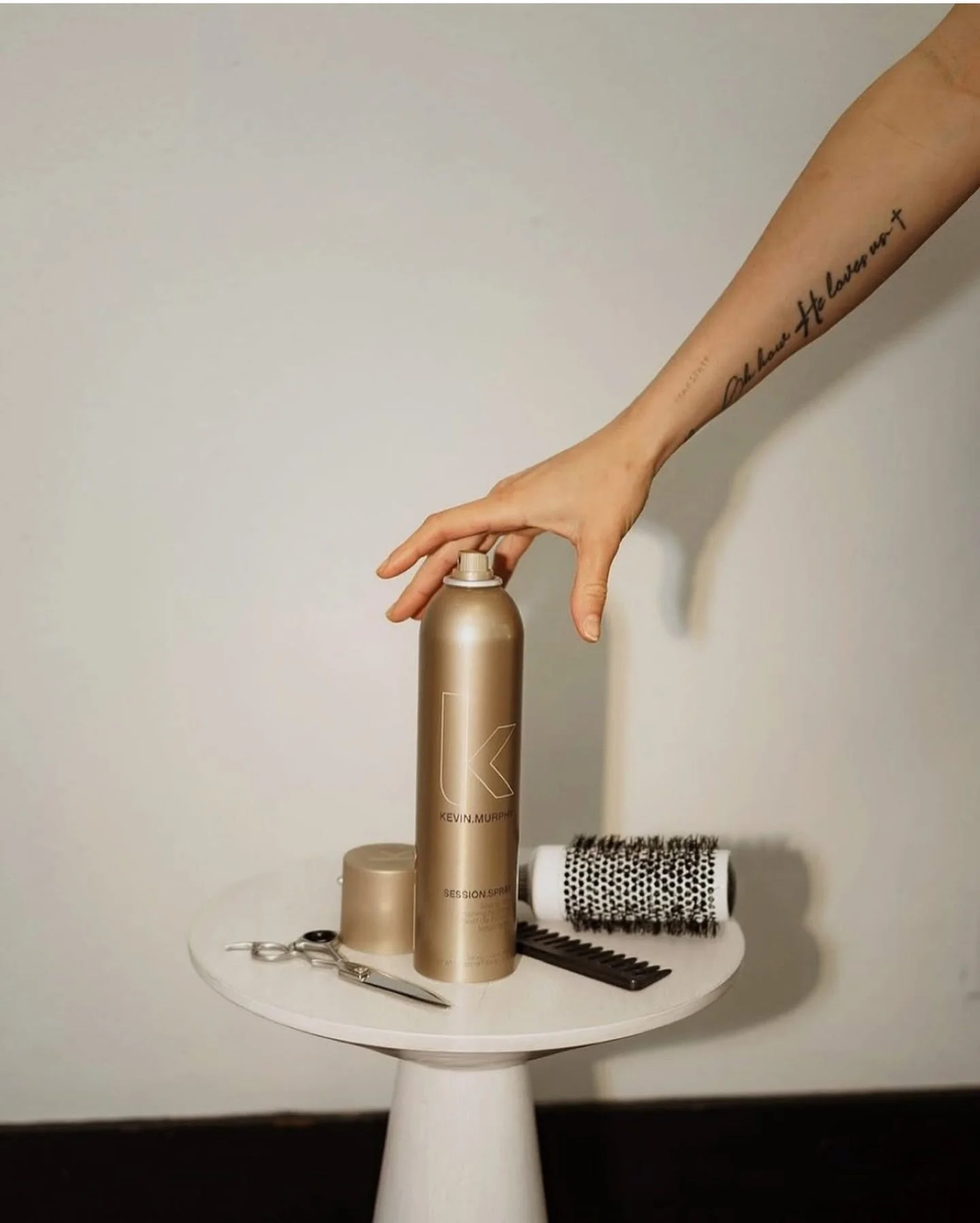 ✨PRODUCT SPOTLIGHT ✨
SESSION.SPRAY from @kevin.murphy - 

✨This Strong Hold Finishing Spray is your ultimate weapon when it comes to holding everything in its rightful place. 

✨ Spray SESSION.SPRAY over any finished look for firm, weightless, long-l
