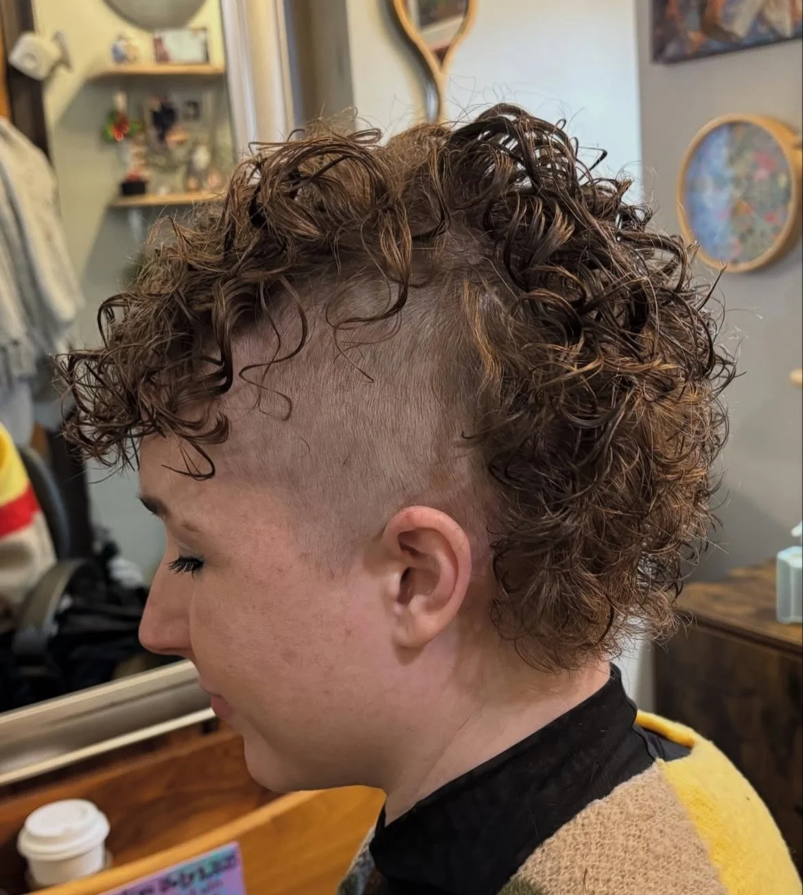 ✨REPOST @youenjoymyhairby_lesley 

We&rsquo;re loving this edgy perm and cut from Lesley! (swipe for before) If you need an extra bounce in your strands, give Lesley a call! ☎️✨
.
.
.
#smallbuisness #localsalon #ashevillesalons #ashevilleperms #perme