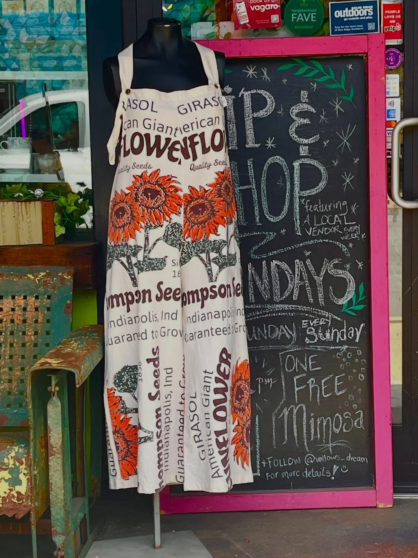 🌷SPRING 🌷is in the air!!!✨
How cute are these garden overalls that just landed in the gift store?? Come in to snag a pair for yourself!! 🌻
.
.
.
#spring #springfashıon #ɴᴇᴡɪᴛᴇᴍ #wardroberefresh #dopaminedressing